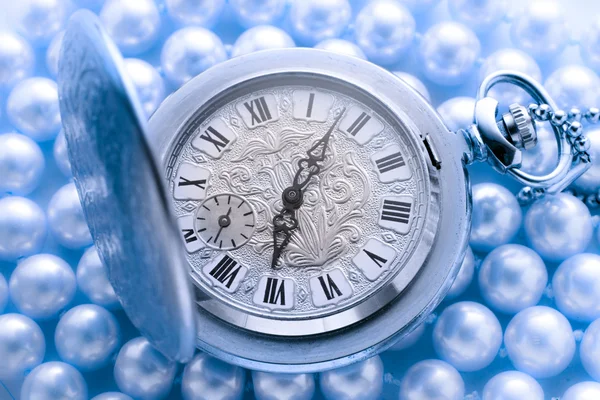 Watch on white pearl — Stock Photo, Image