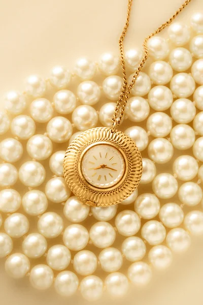 Watch on white pearl — Stock Photo, Image