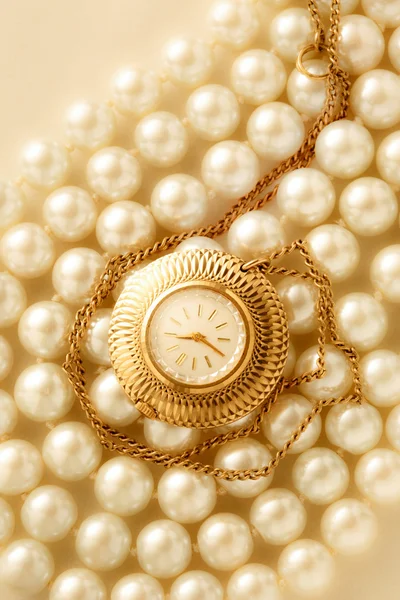 Watch on white pearl — Stock Photo, Image