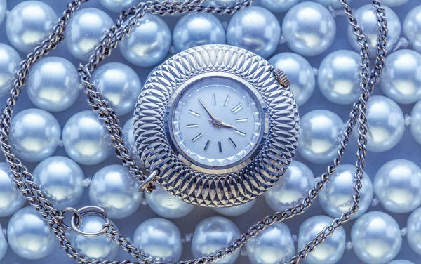 Uhr auf weißer Perle — Stockfoto