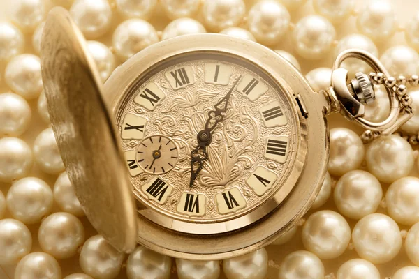 Orologio su perla bianca — Foto Stock