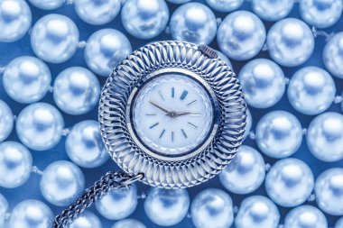 Üzerinde mavi inci izle