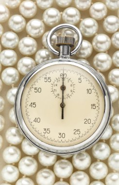 Beyaz İnci üzerinde kronometre
