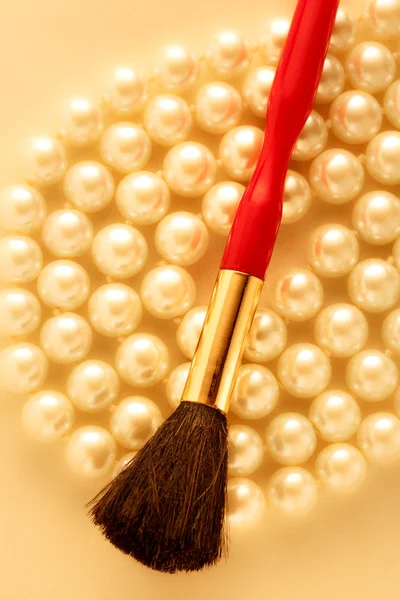 Brosse de maquillage sur perles — Photo