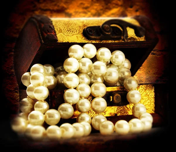 Truhla s perlový náhrdelník — Stock fotografie