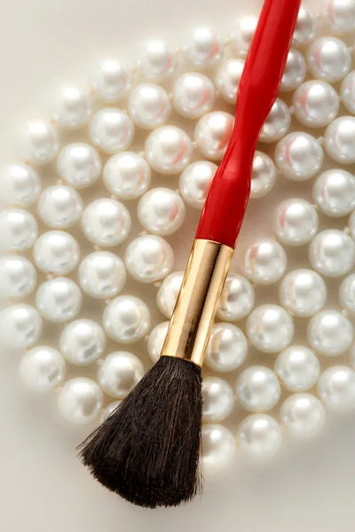 Brosse de maquillage sur perles — Photo