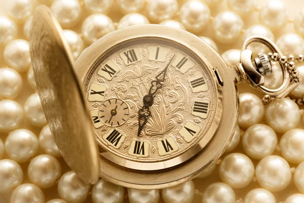 Horloge op witte parel — Stockfoto