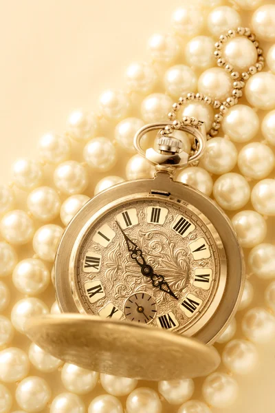 Watch on white pearl — Stock Photo, Image