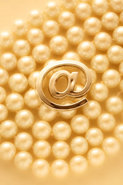 Símbolo de correo electrónico en perlas —  Fotos de Stock
