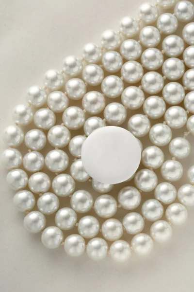 Leeres rundes Abzeichen auf Perlen — Stockfoto