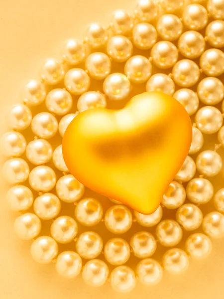 Corazón de oro sobre perlas —  Fotos de Stock