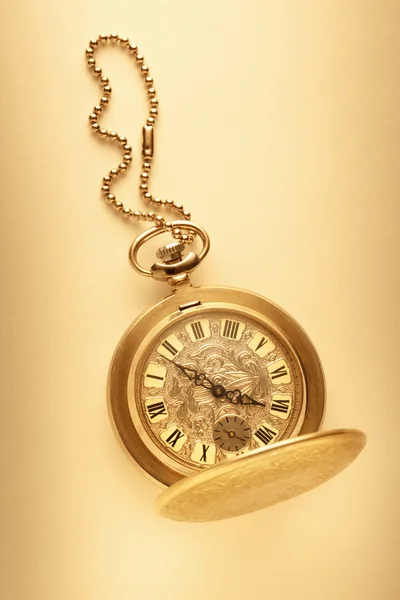 Золотые карманные часы с цепью — стоковое фото