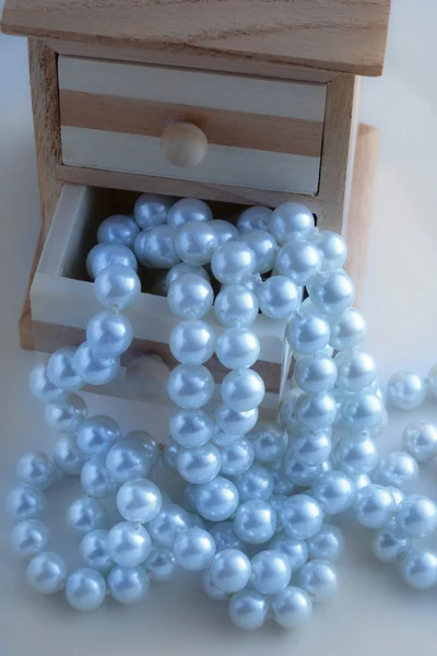 Perlen in Holzkiste — Stockfoto