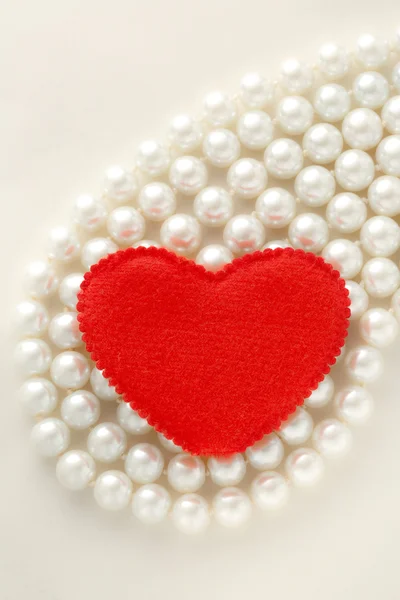 Coração no colar de pérolas — Fotografia de Stock