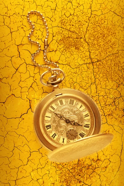 Goldene Taschenuhr mit Kette — Stockfoto