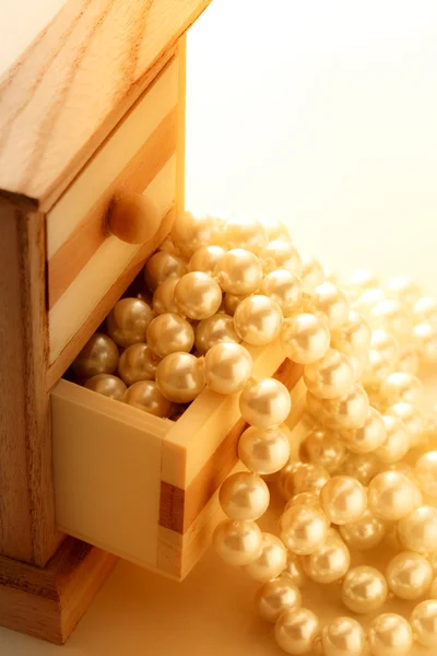 Perlas en caja de madera — Foto de Stock