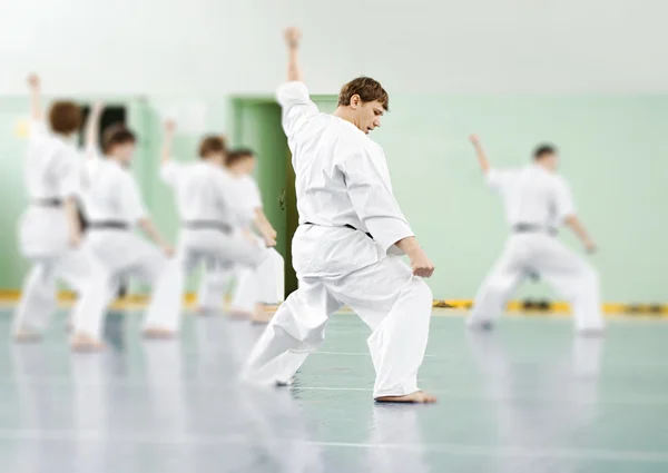 Lección en escuela de karate — Foto de Stock