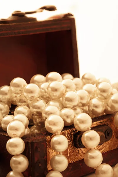 Chest with  pearl necklace — Stock Photo, Image