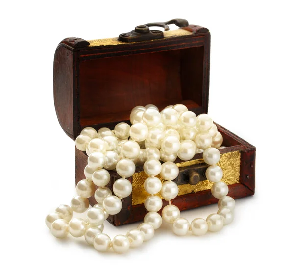 Truhla s perlový náhrdelník — Stock fotografie