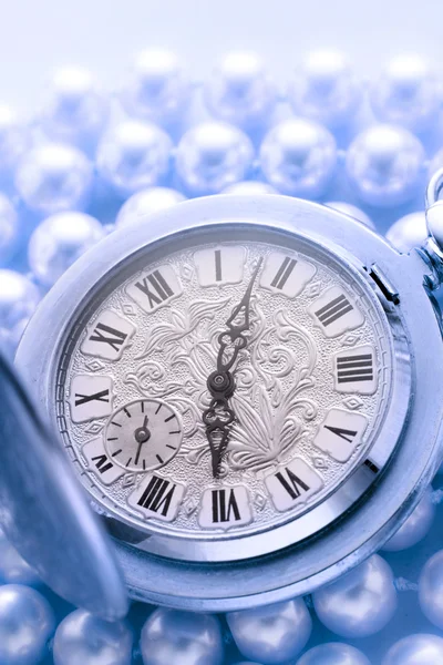 Uhr auf blauer Perle — Stockfoto