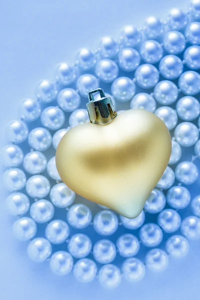 Golden heart on pearls — Stock Photo, Image