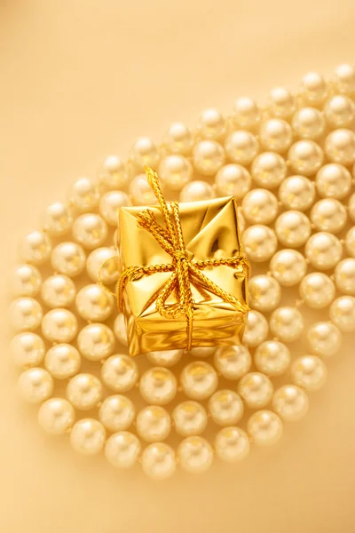 Geschenk-Box auf Perlen — Stockfoto