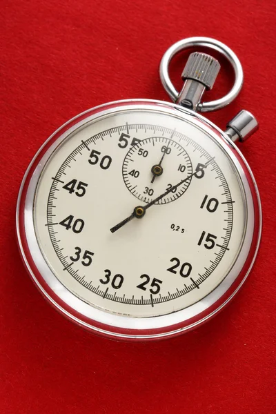 Cronómetro sobre papel rojo — Foto de Stock