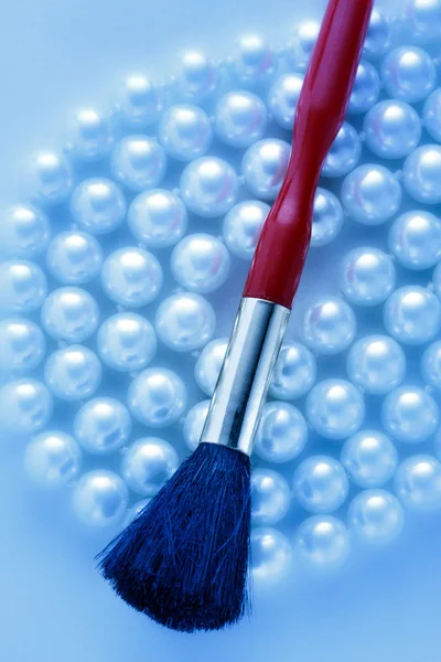 Make up brush on pearls — Stock Photo, Image