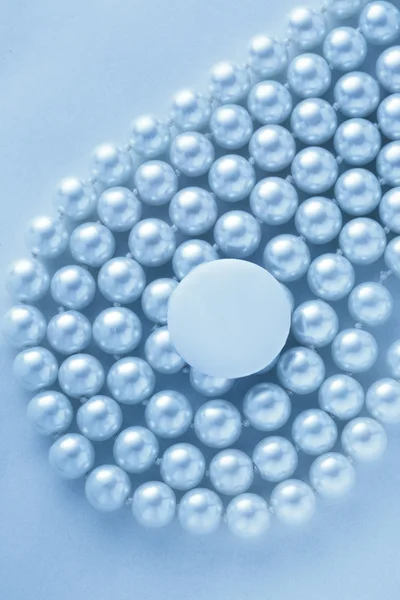 Insignia redonda en blanco en perlas — Foto de Stock