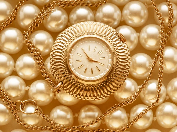 Watch on white pearl — Stock Photo, Image