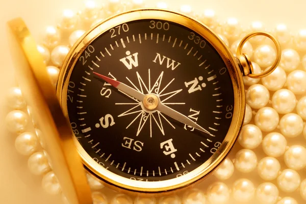 Złoty kompas na perły — Zdjęcie stockowe