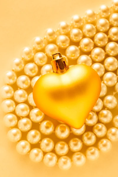 Golden heart on pearls — Stock Photo, Image