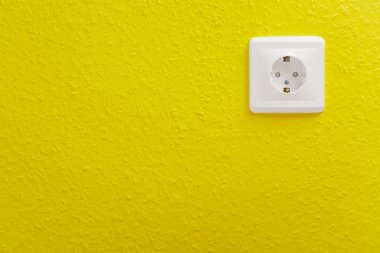 Tek elektrik prizine fiş ile