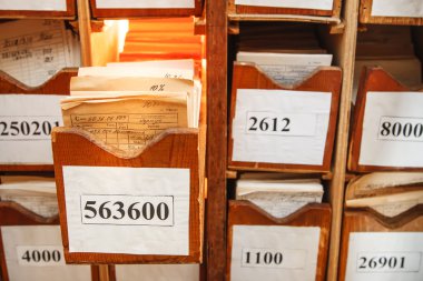 kağıt belgeleri arşivinde yığılmış