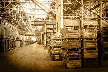 Büyük depolama odası ile metal kutular