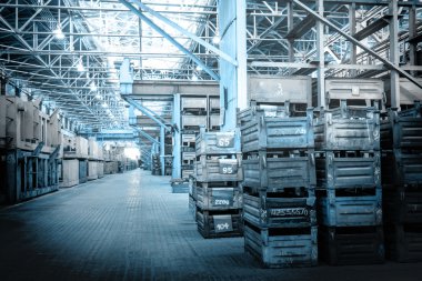 Büyük depolama odası ile metal kutular