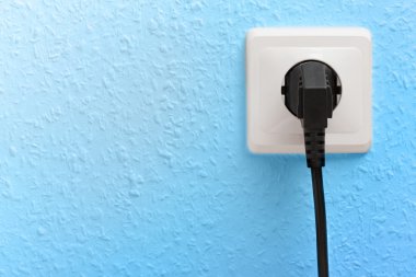 Tek elektrik prizine fiş ile