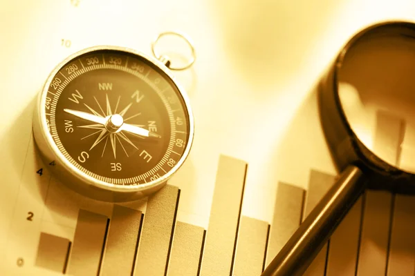 Pojęcie wykres z kompasem i obiektyw — Stockfoto
