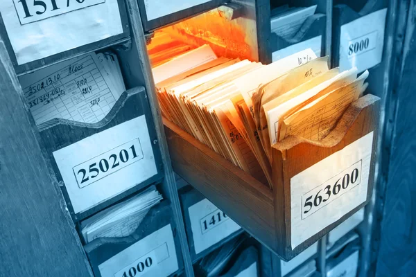 Documentos em papel empilhados em arquivo — Fotografia de Stock