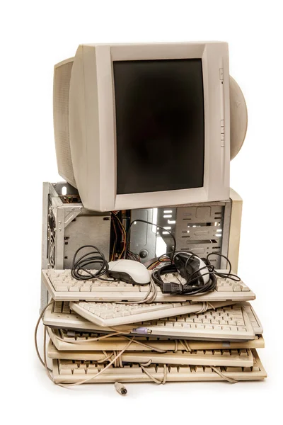 Antiguo monitor de ordenador y teclados — Foto de Stock