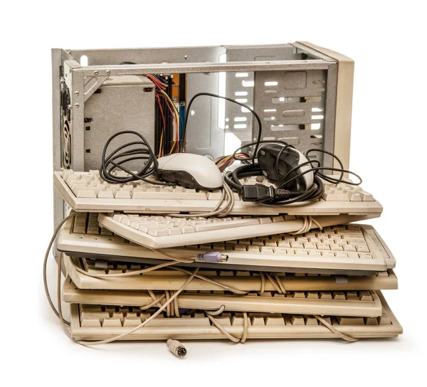 Старые компьютеры и клавиатуры — стоковое фото