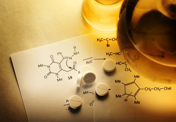 Fórmula química e pílulas — Fotografia de Stock