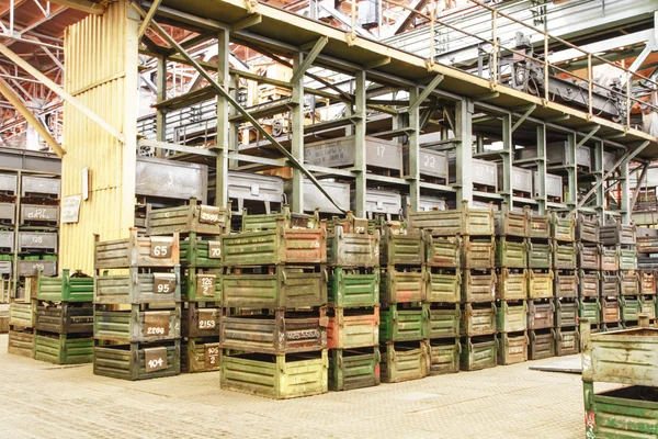 Велика складська кімната з металевими коробками — стокове фото