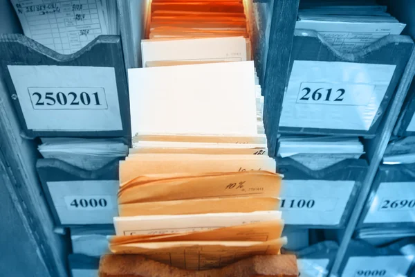 Papierdocumenten gestapeld in archief — Stockfoto