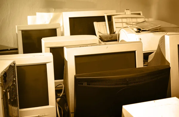 Старі комп'ютерні монітори — стокове фото