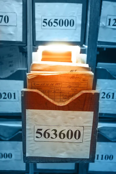 Documentos em papel empilhados em arquivo — Fotografia de Stock