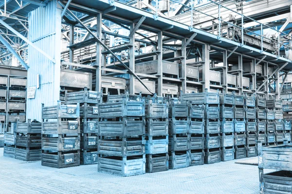 Grande salle de stockage avec boîtes en métal — Photo