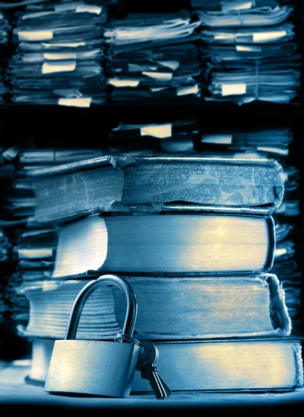 Pile of old books and keylock — Stock Photo, Image