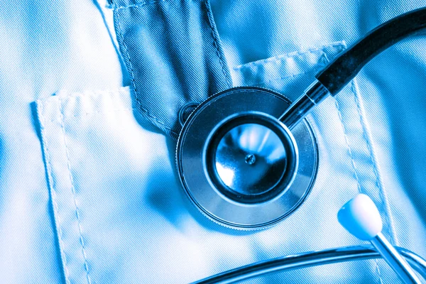 Stetoscopio su cappotto medico bianco — Foto Stock