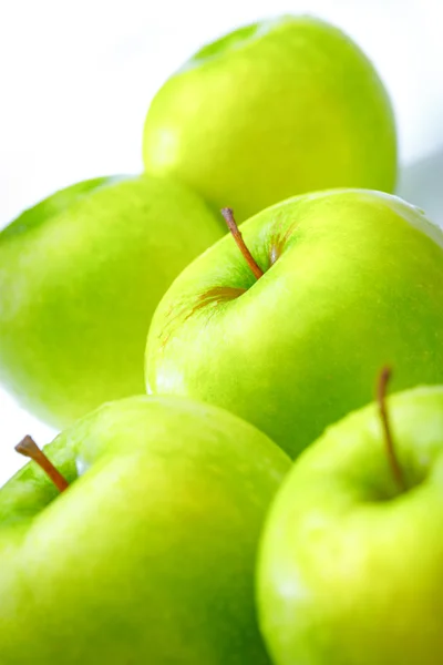 Gröna äpplen på vit bakgrund — Stockfoto
